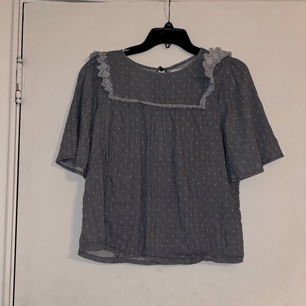 Old navy grey blouse size 14 kids. Used gently but still in amazing condition!